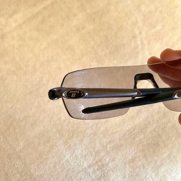 Tifosi Optics Performance Sunglasses - Picture 3 of 5
